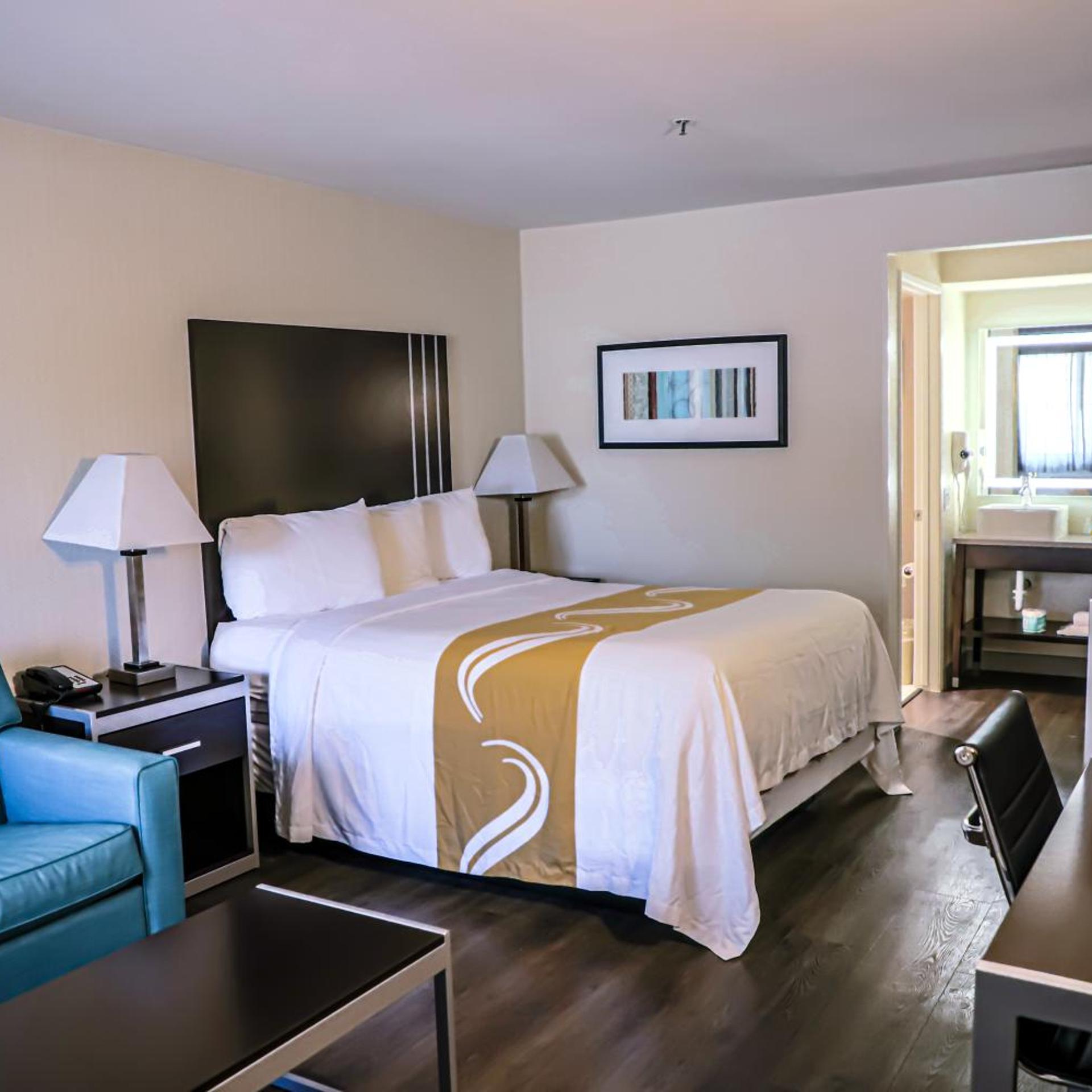 جناح بسرير كينج مع أريكة، Quality Inn & Suites Camarillo-Oxnard 3/5