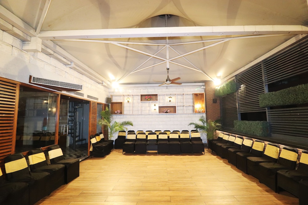 Hotel Rajhans Regent 33/48