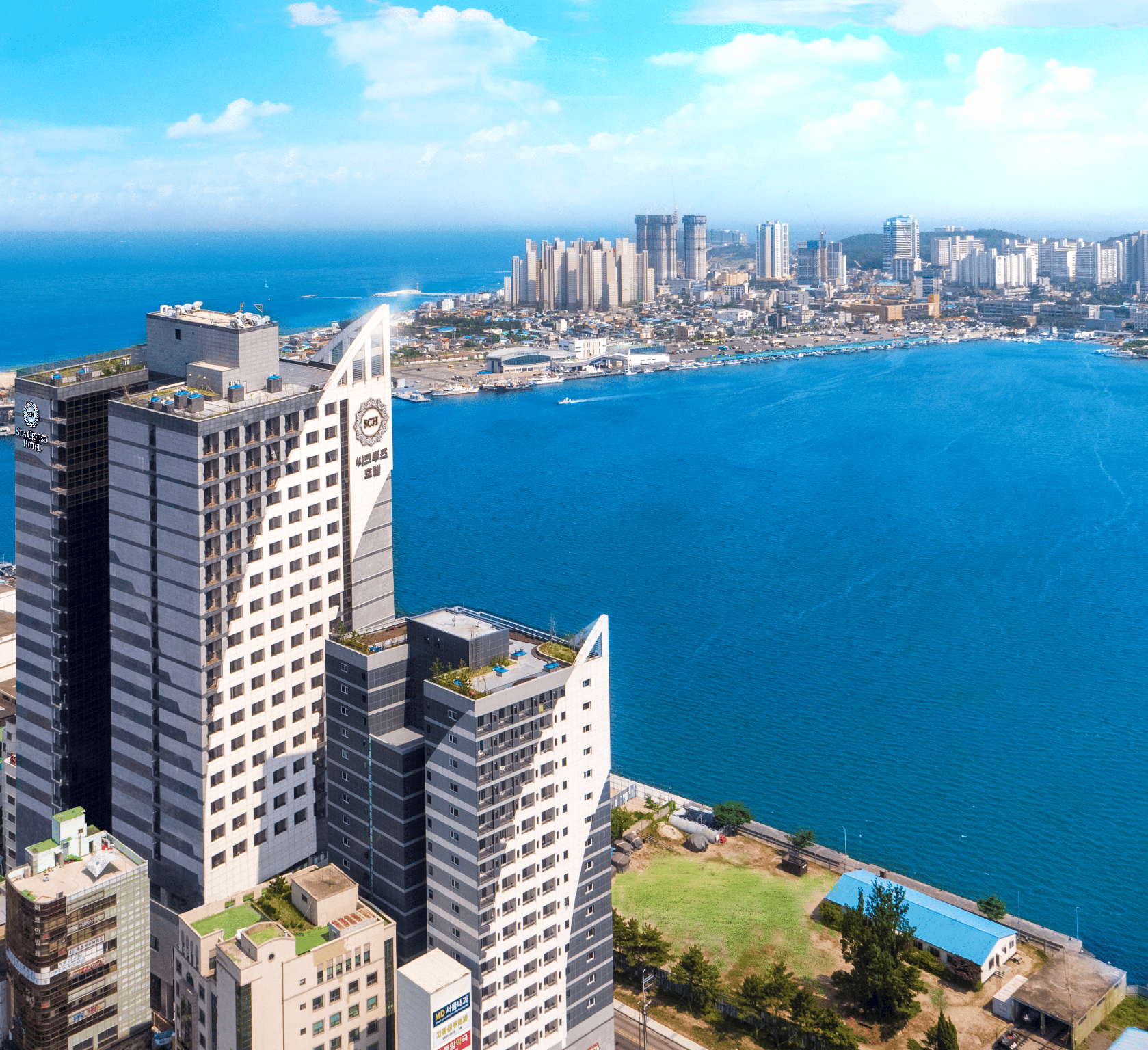 Superior, Double Bed, City and Lake View, High Floor