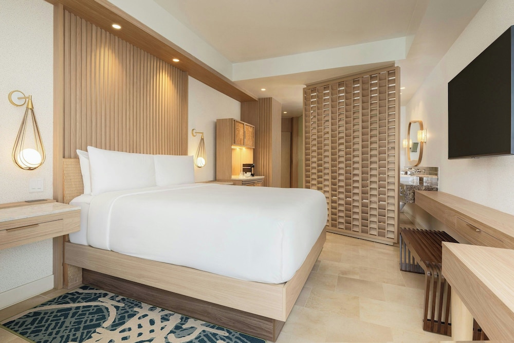 DELUXE, KING BED, PARTIAL OCEAN VIEW