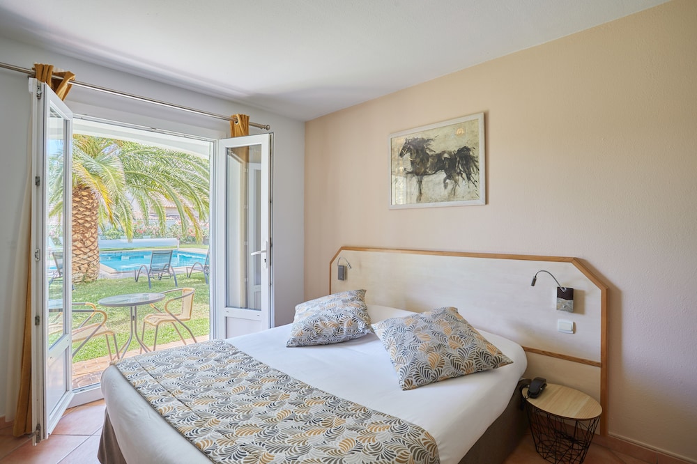 CLUB, DOUBLE OR TWIN BED, GARDEN AREA