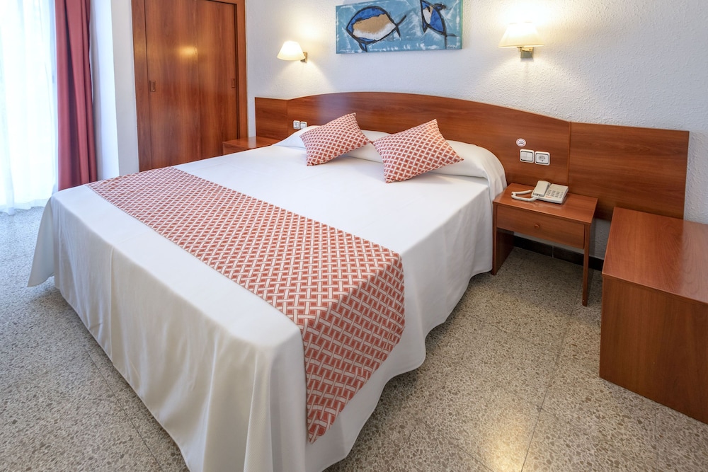 غرفة قياسية بسرير مزدوج أو سريرين منفصلين بشرفة، GHT Balmes Hotel, Aparthotel & Splash 9/10