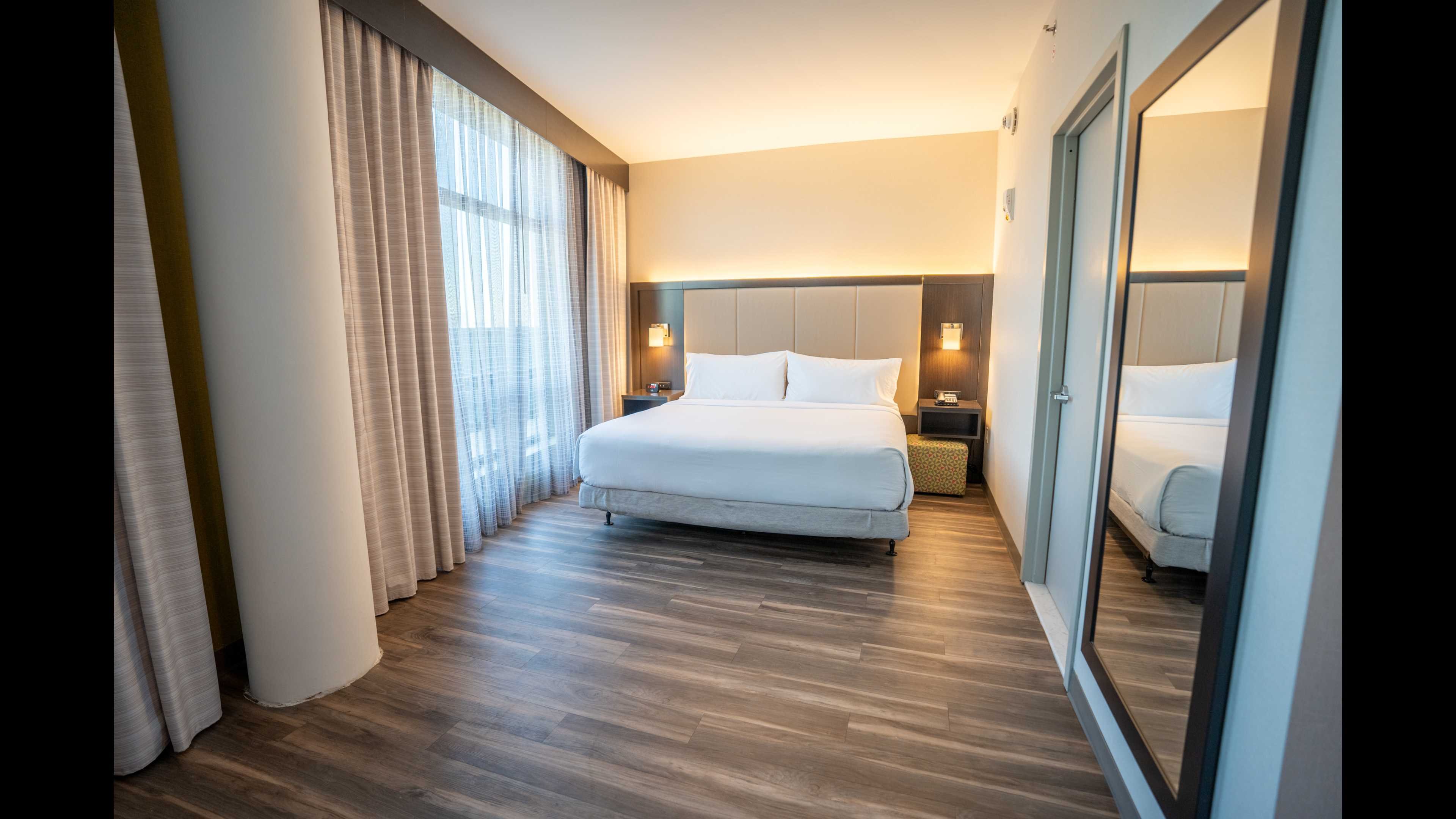 غرفة قياسية بسرير كينج لذوي الإعاقة، Holiday Inn Express Long Island City E New York, an IHG Hotel 2/3