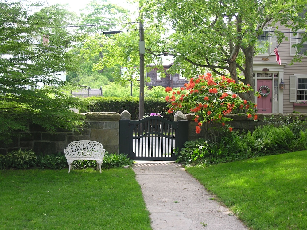 Delano Homestead Bed & Breakfast 56/64