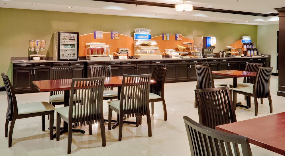 Holiday Inn Express Suites Warminster Horsham 53/63