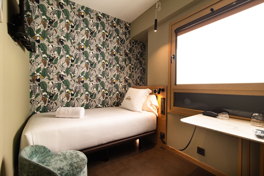 ROOM, SINGLE