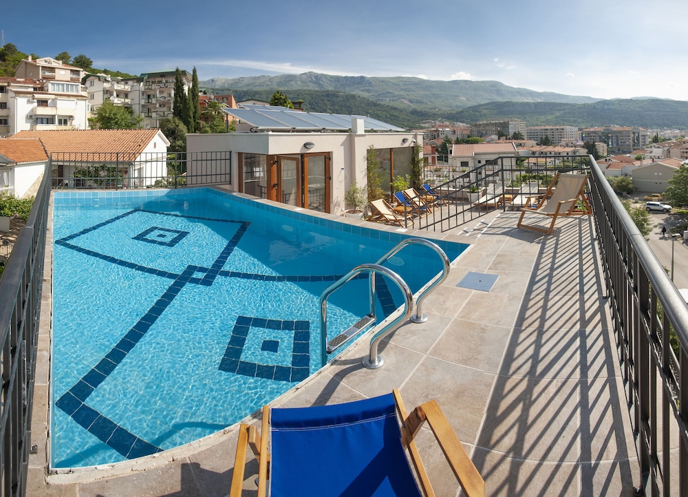 HOTEL TWELVE by Aycon 40/58