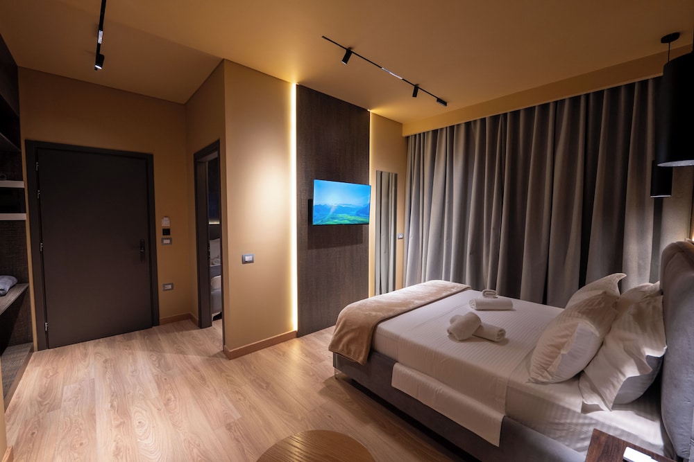 غرفة ديلوكس رباعية بسرير مزدوج وسريرين منفصلين بإطلالة على البحر، Hotel Piramida 3/6