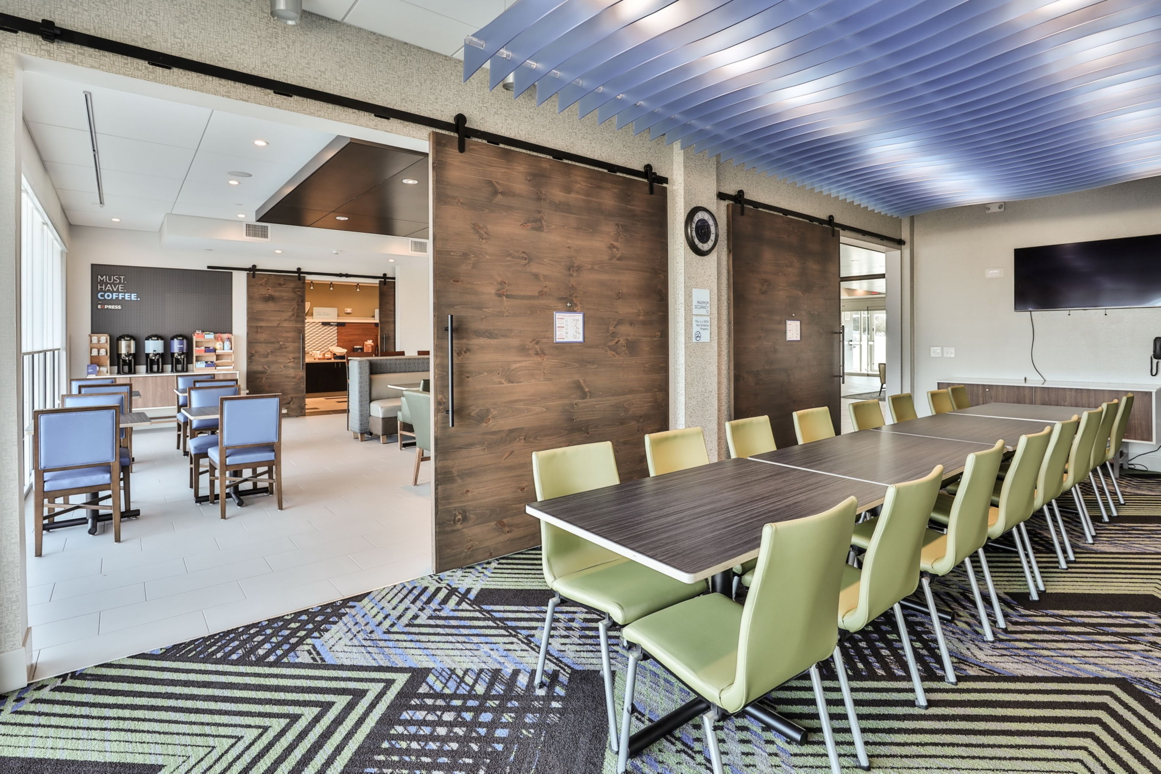 Holiday Inn Express & Suites Nashville Metrocenter Downtown 61/64