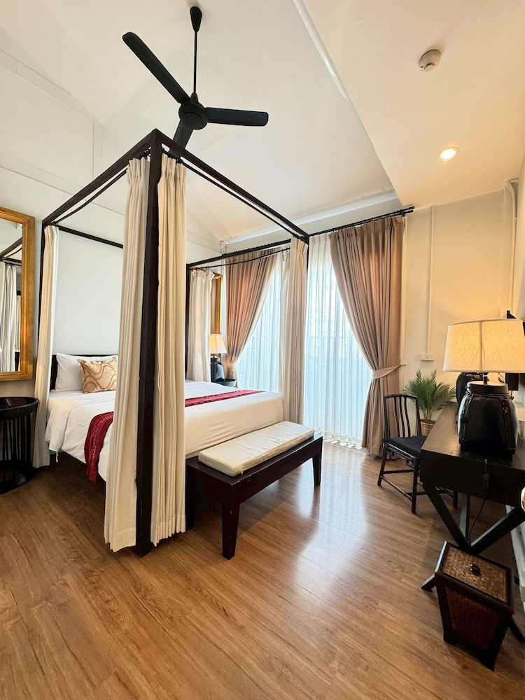 99 the Gallery Hotel 28/77