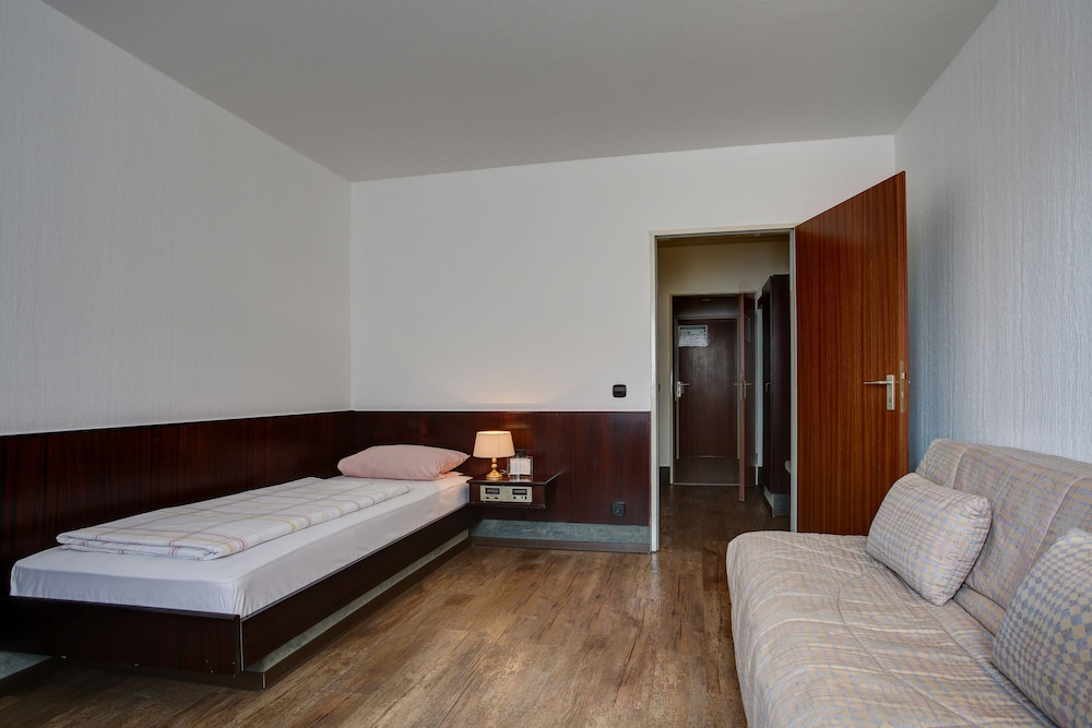 Trip Inn City Hotel Krefeld 8/50
