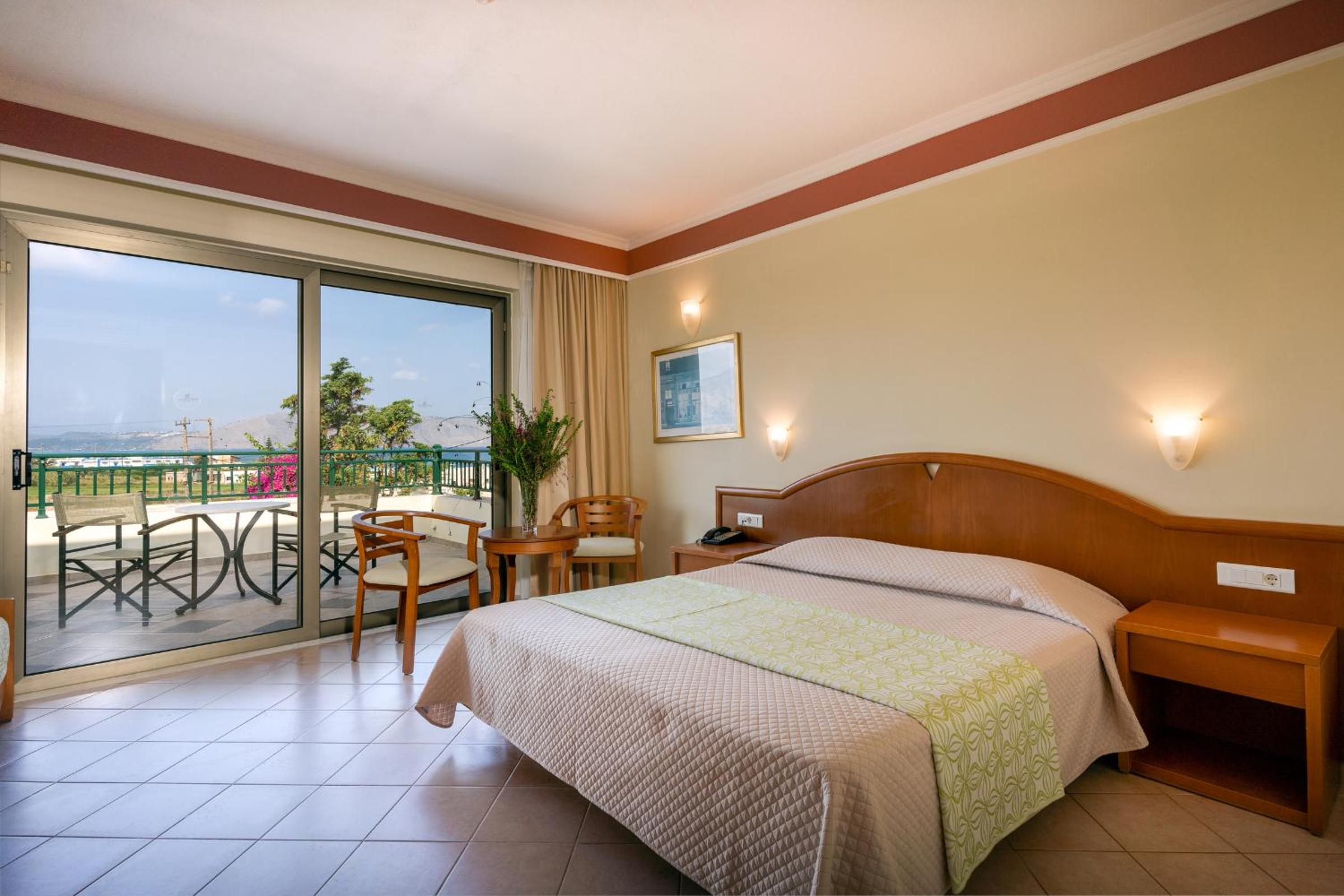 Standard, Double or Twin Bed, Lateral Side Sea View