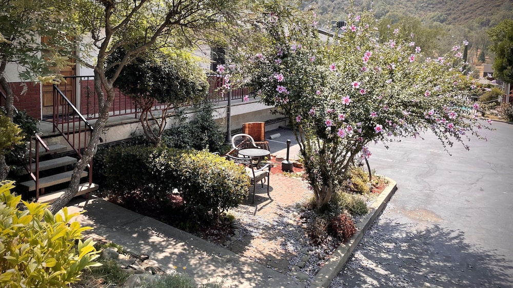 Mariposa Lodge 40/47