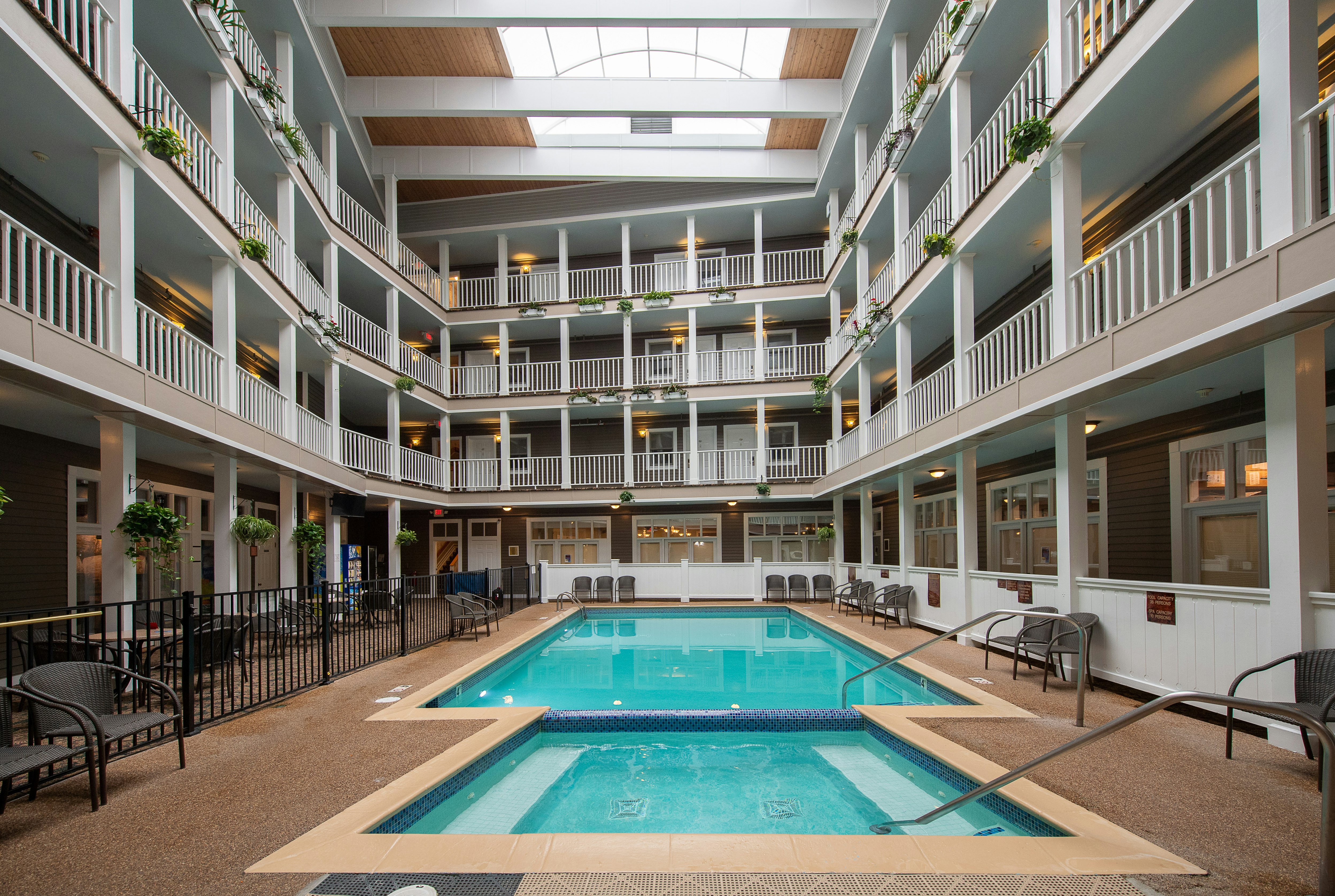 Lake View Hotel 4/46