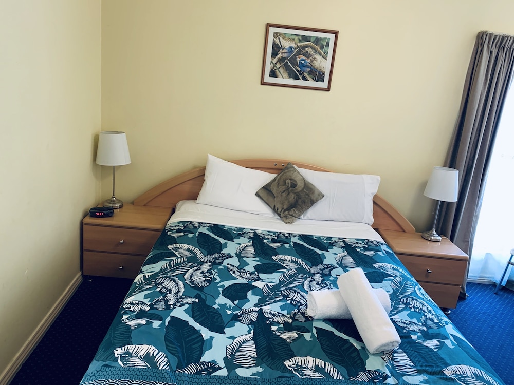 City East Motel 8/41