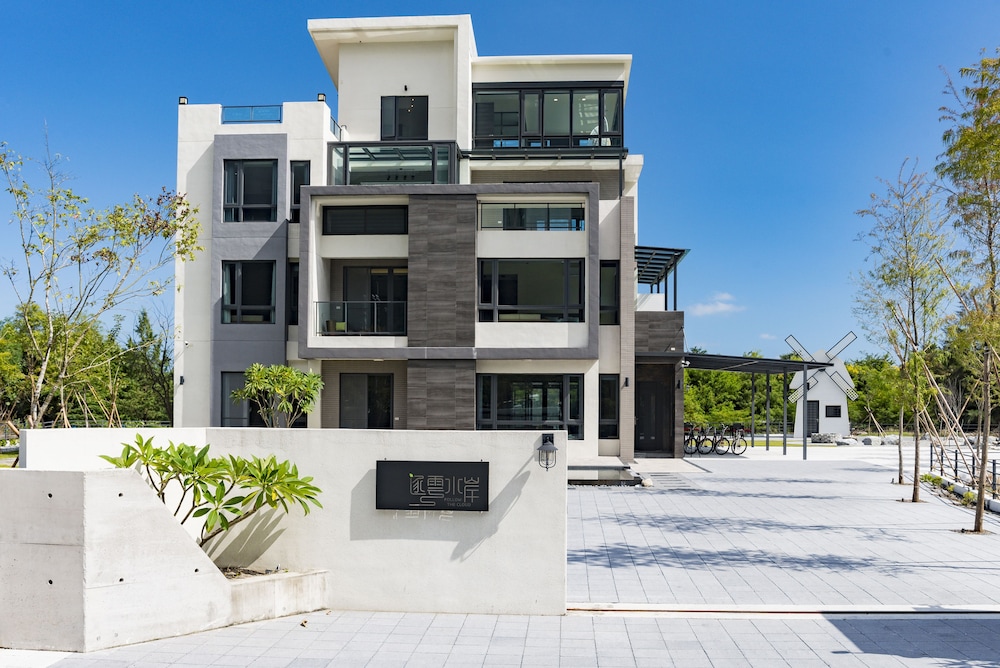 Follow The Cloud B&B 1/50