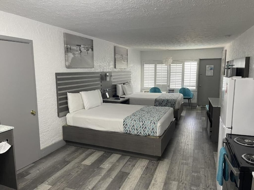 STANDARD, 2 QUEEN BEDS, KITCHENETTE