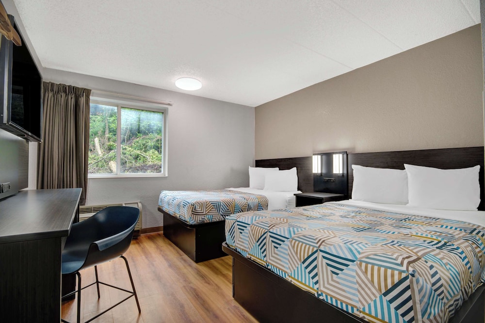 Deluxe, 2 Double Beds, Smoking
