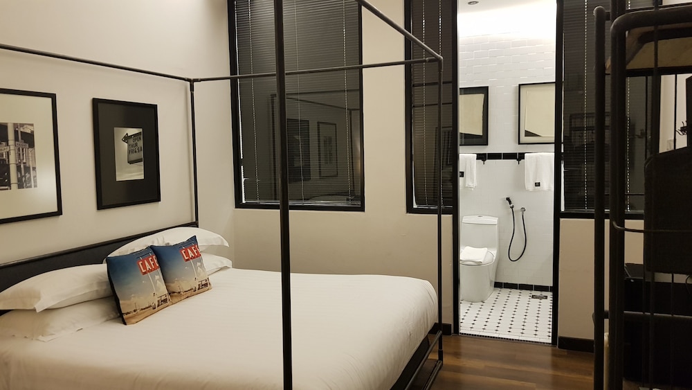 CABIN, KING BED, NO WINDOW
