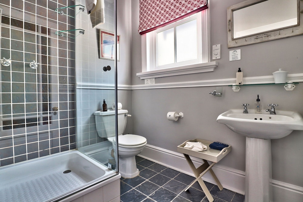 Parker Cottage 24/58