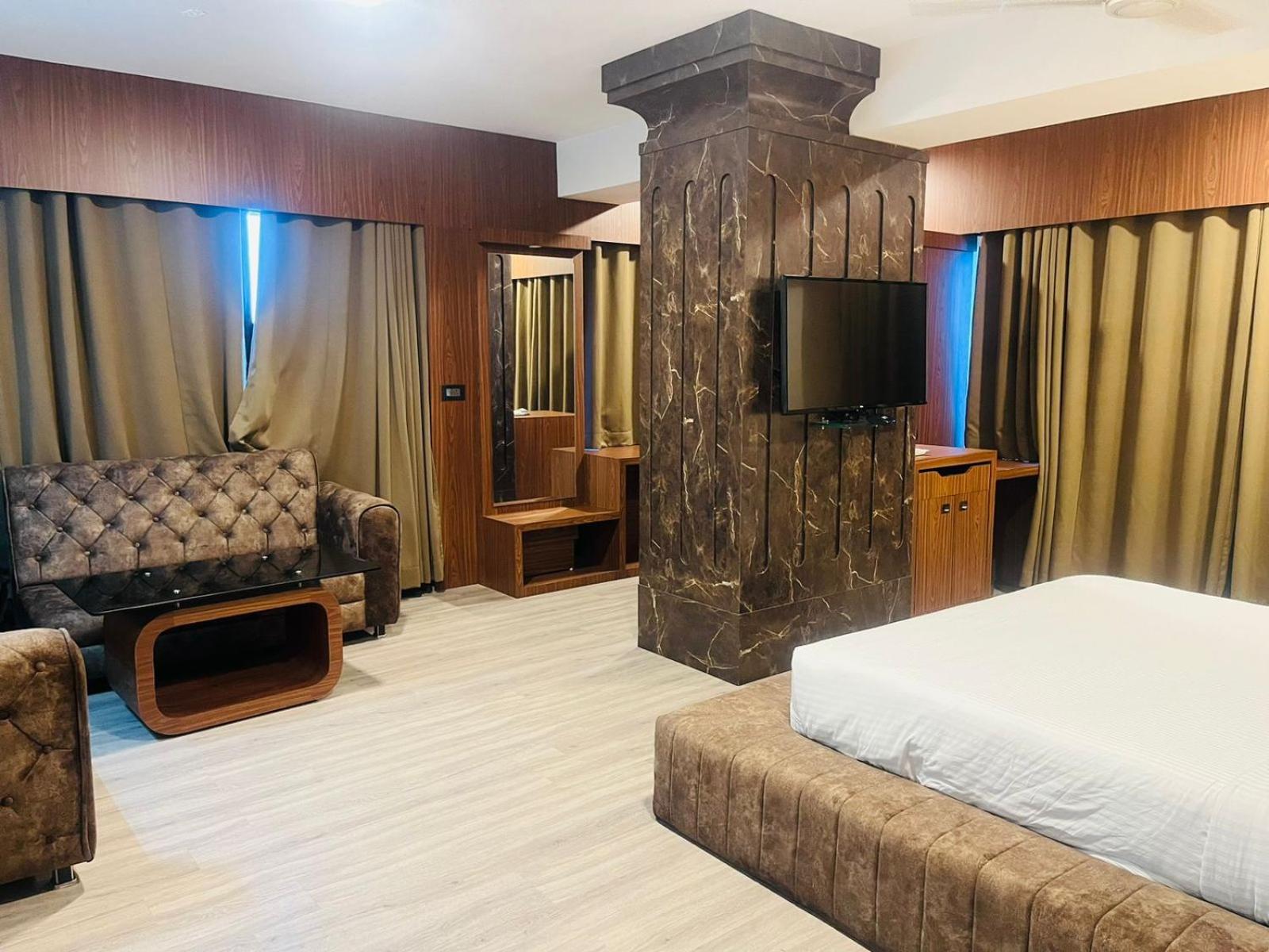 Oyo Premium Paltan Bazar 32/49