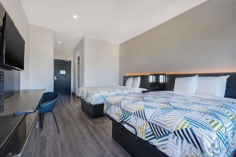 DELUXE, 2 QUEEN BEDS