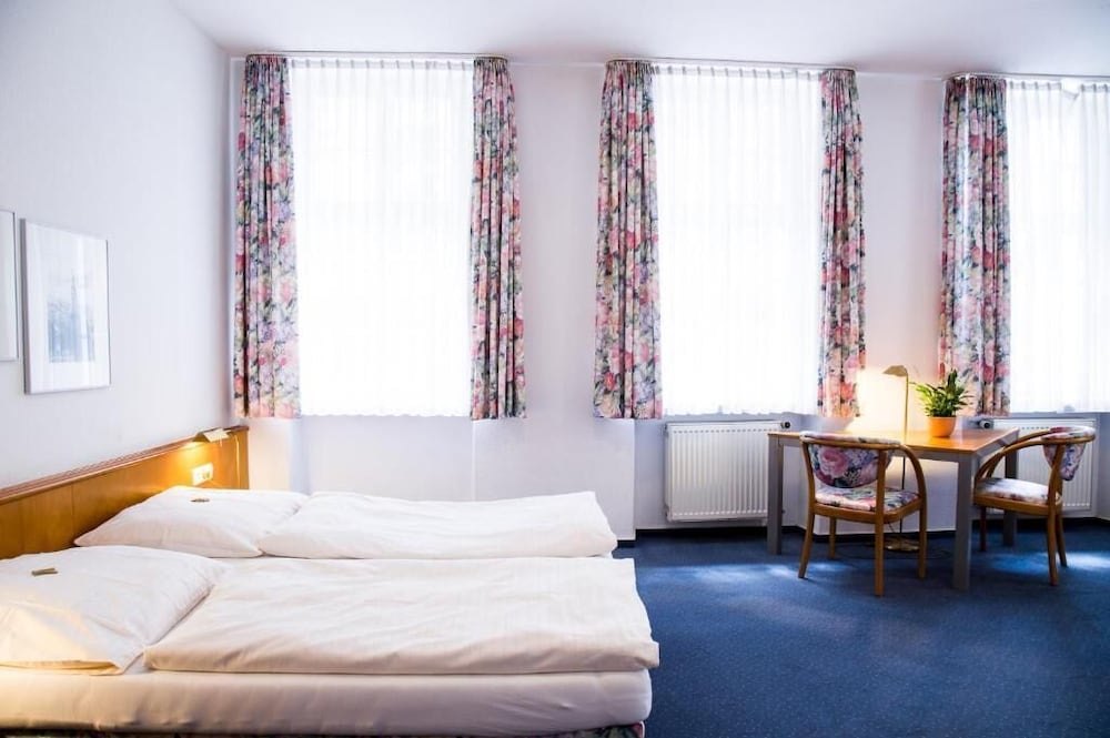 ROOM, DOUBLE BED