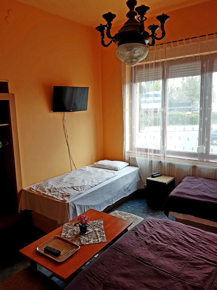 Attila Hotel 35/60