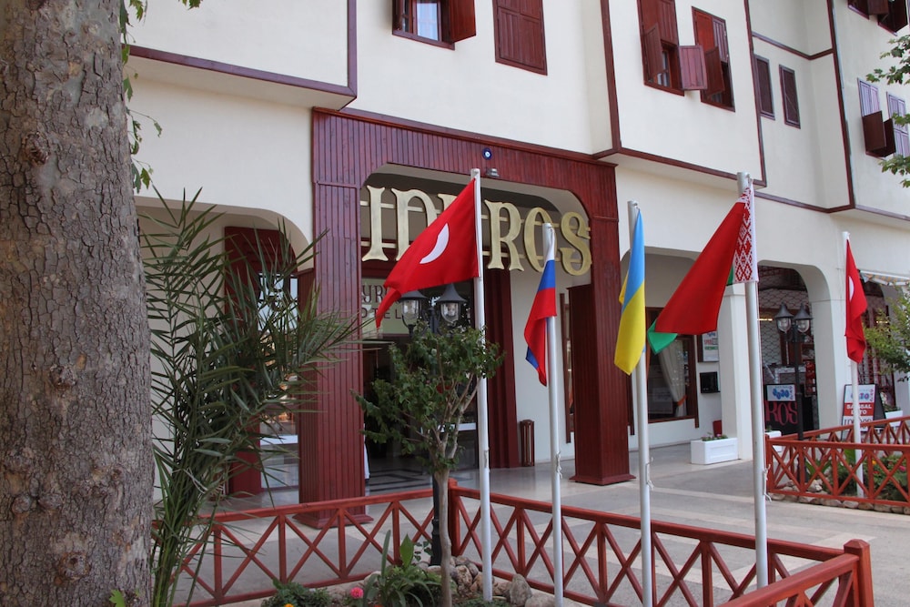 Idyros Hotel 8/50