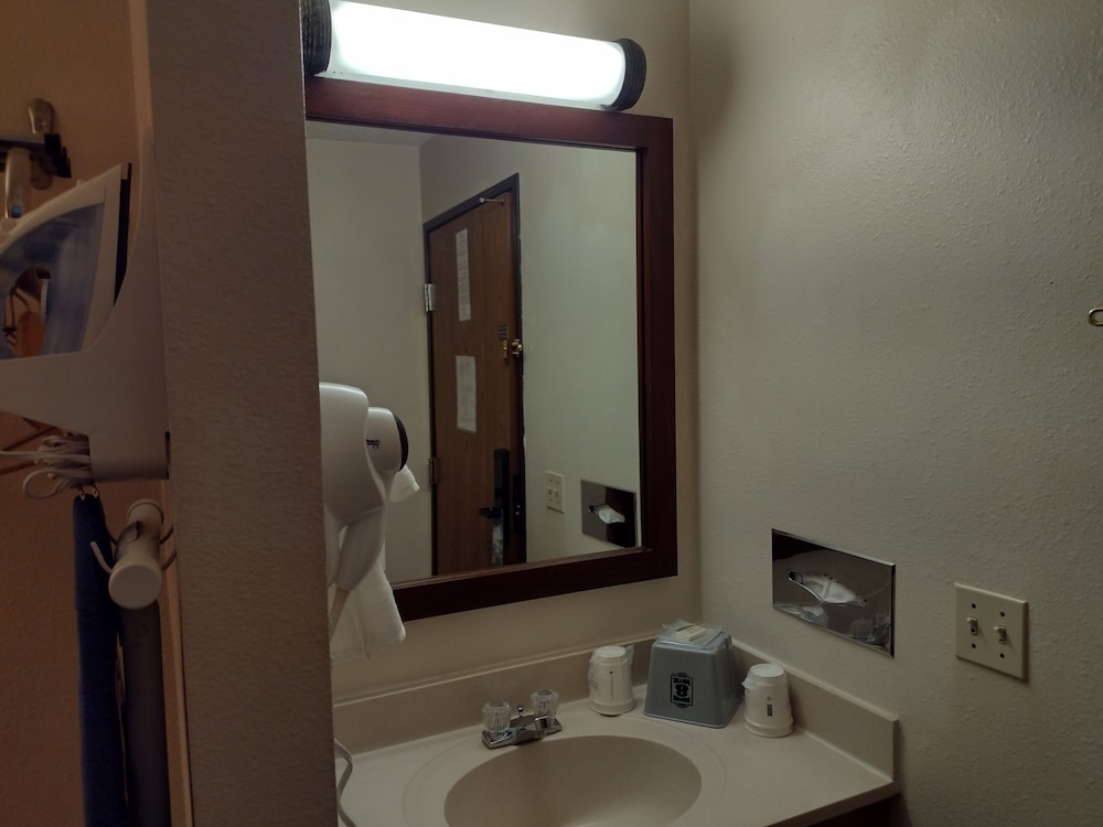 جناح بسرير كينج بحوض جاكوزي، Super 8 by Wyndham Monroe WI 7/7