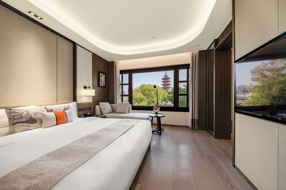 Pavilion, Suite, King Bed