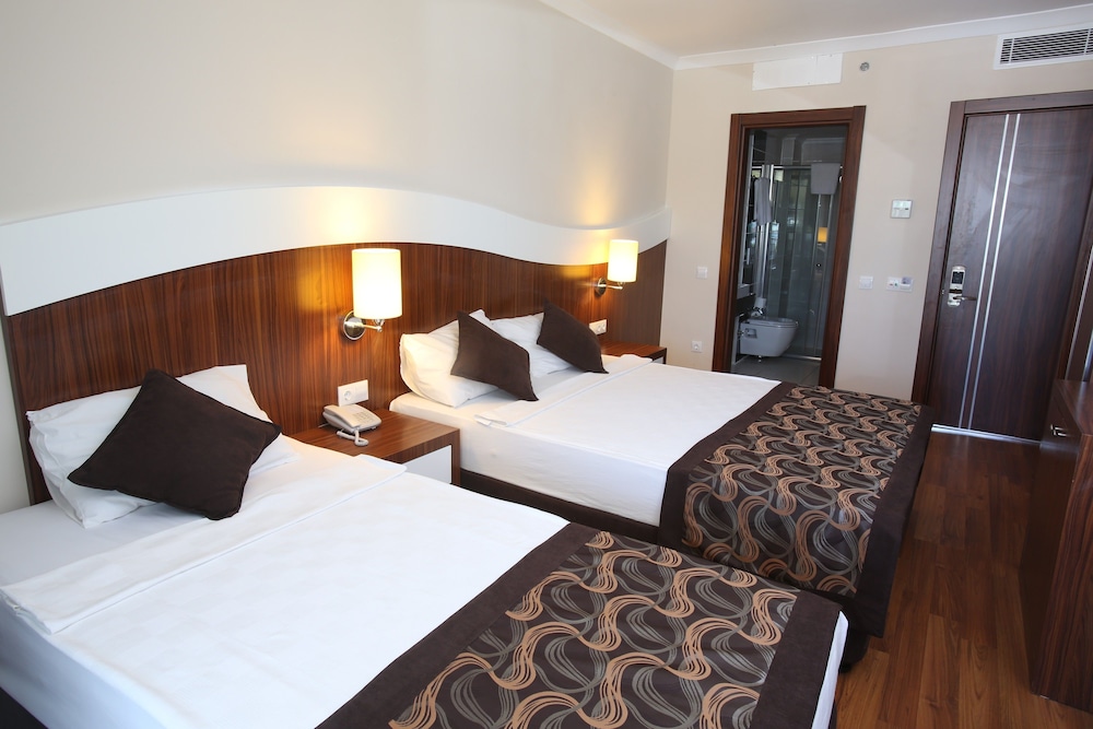 Throne Beach Resort and Spa 7/50