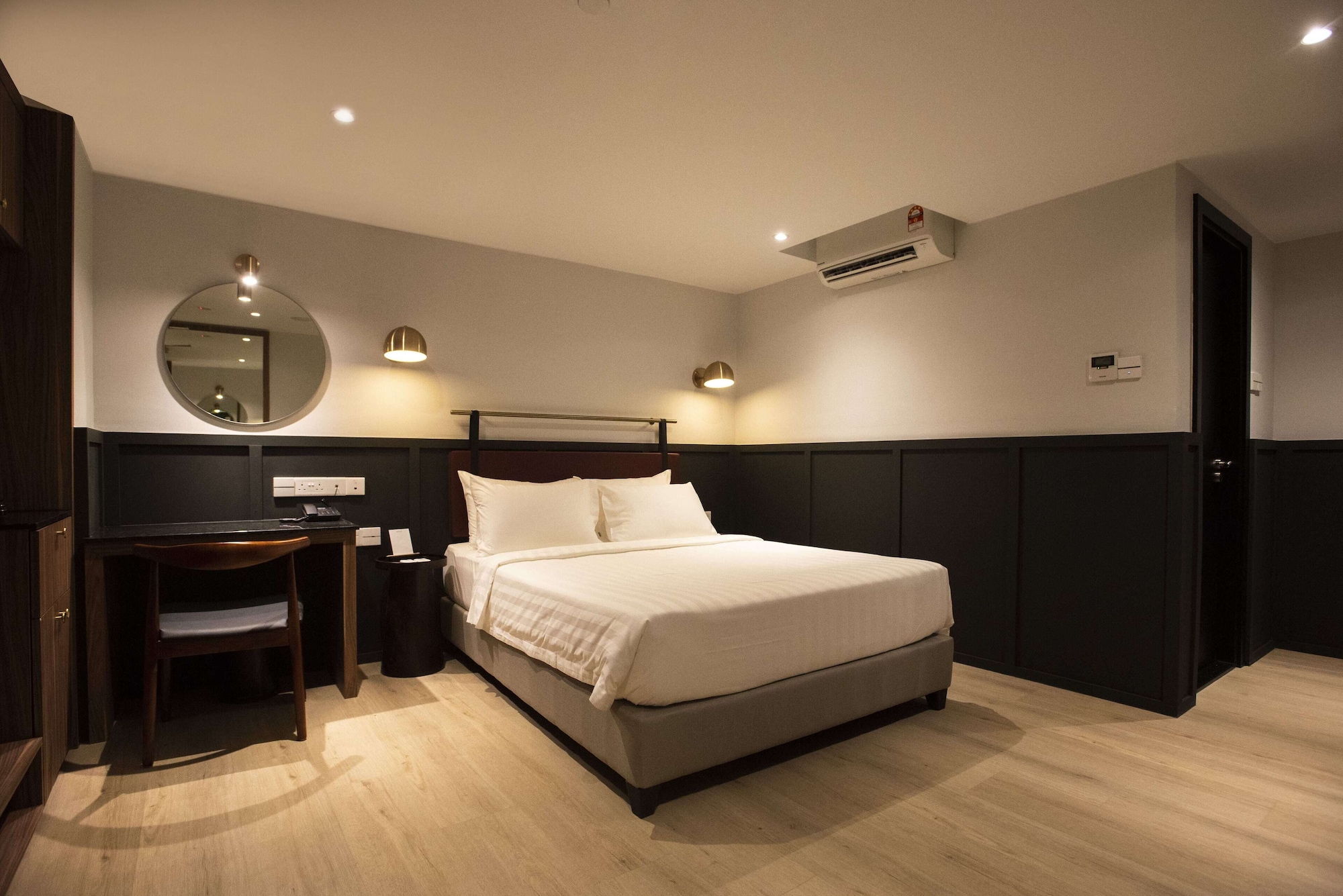 SUPERIOR, QUEEN BED, NO WINDOW