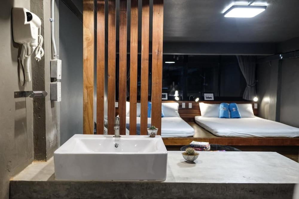 In A Box Hostel 63/65