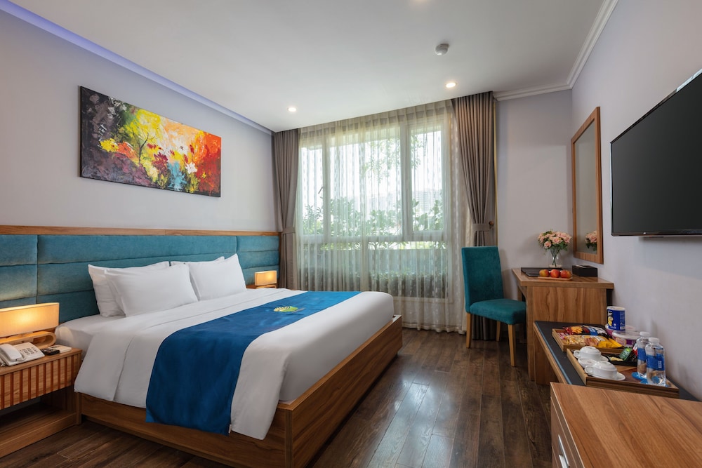 SUITE, KING BED, CITY VIEW