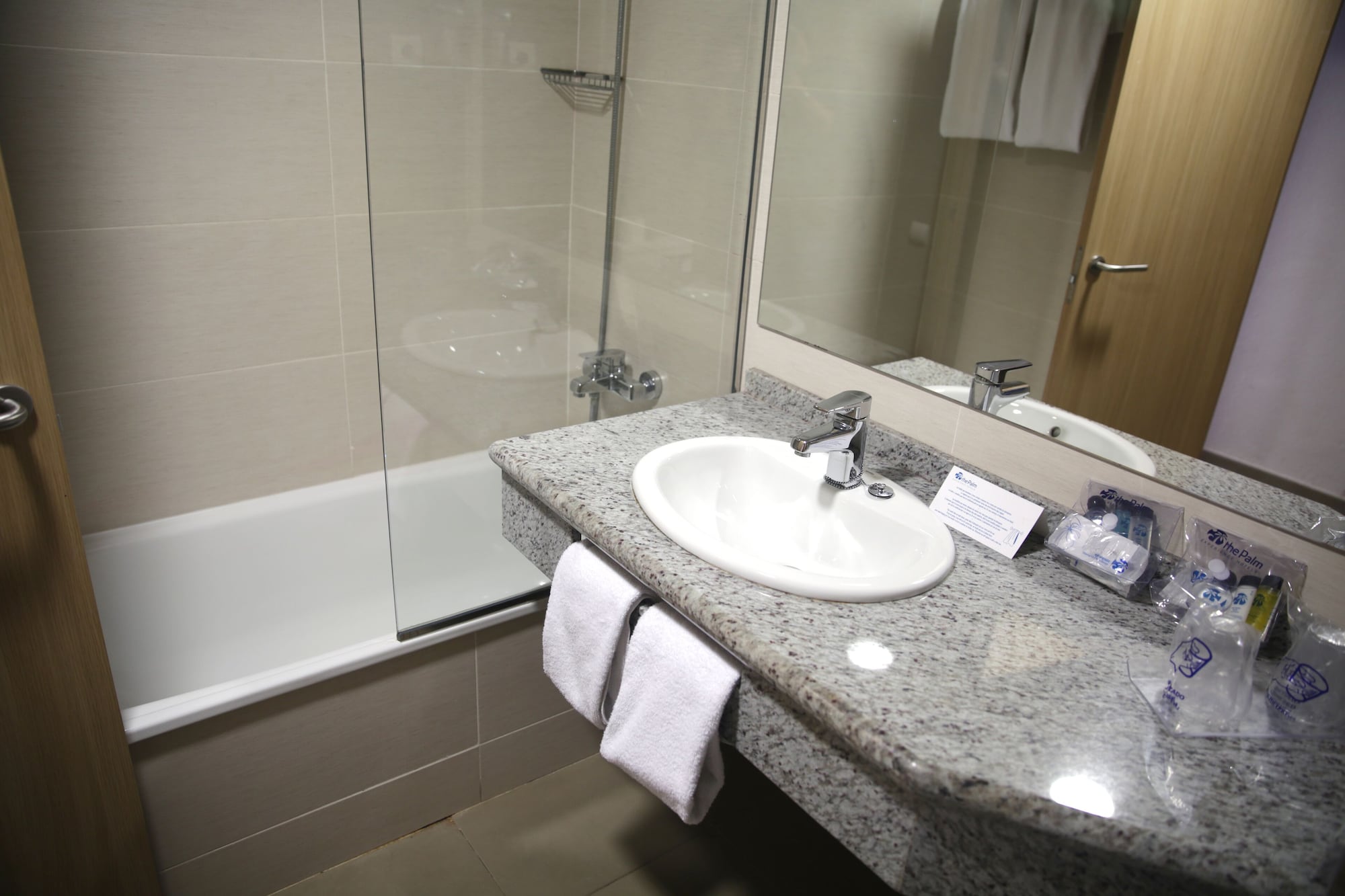 غرفة قياسية بفراش فوتون وسرير مزدوج وسرير فردي بشرفة، Eurosalou Hotel 9/10