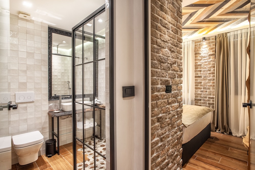 One Luxury Suites 70/72