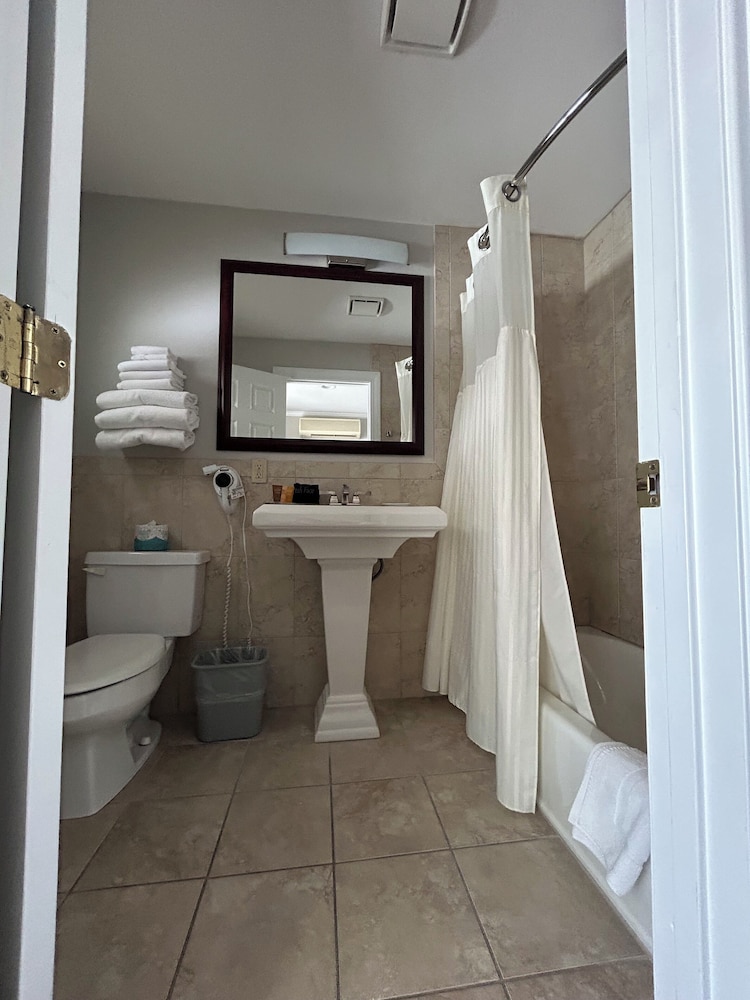 Golden Gables Inn Dazzler Select by Wyndham 58/60