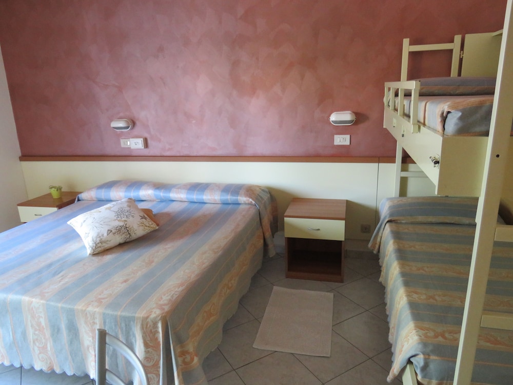 ROOM, QUADRUPLE