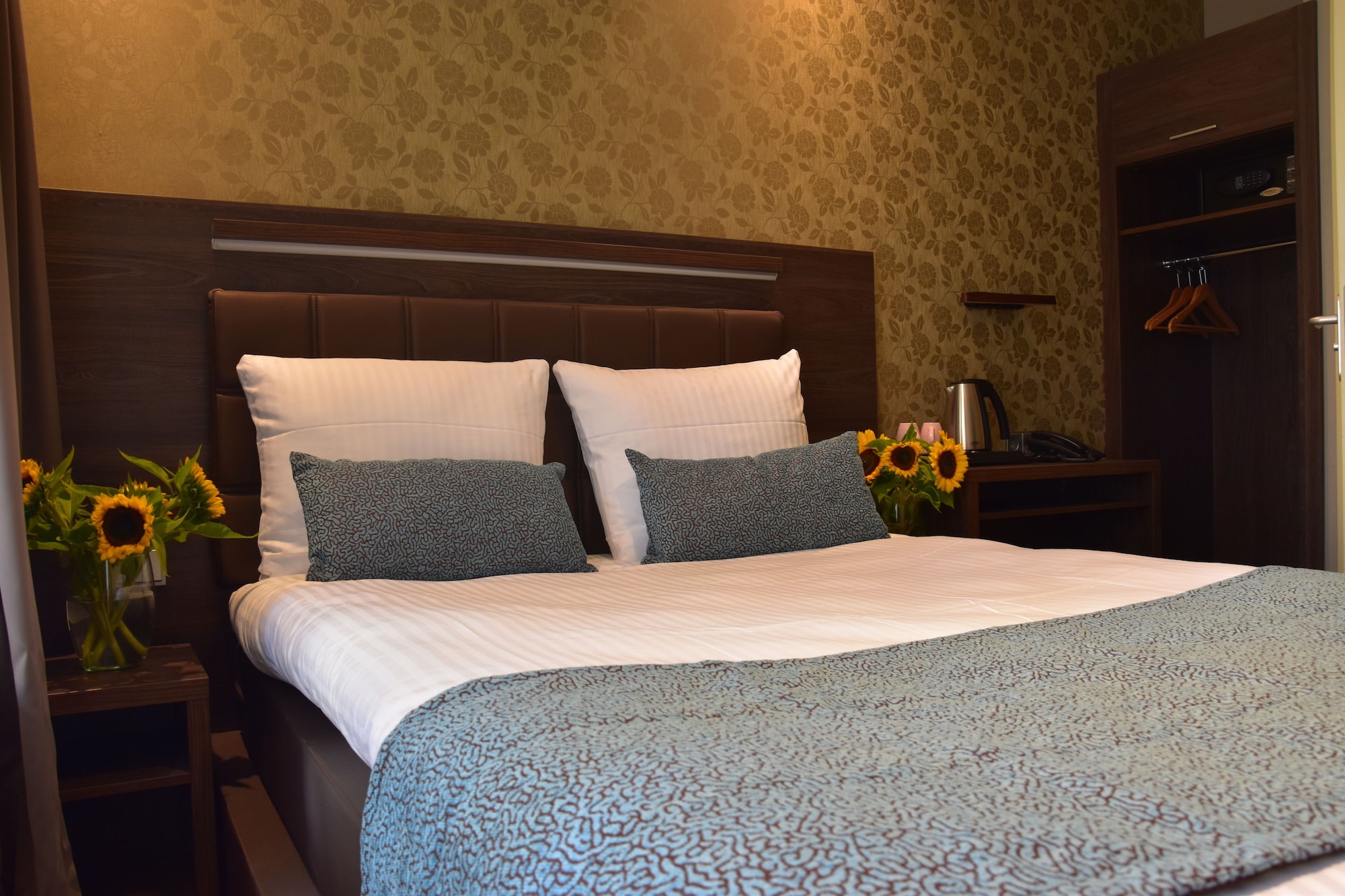 ROOM, DOUBLE BED, SMALL
