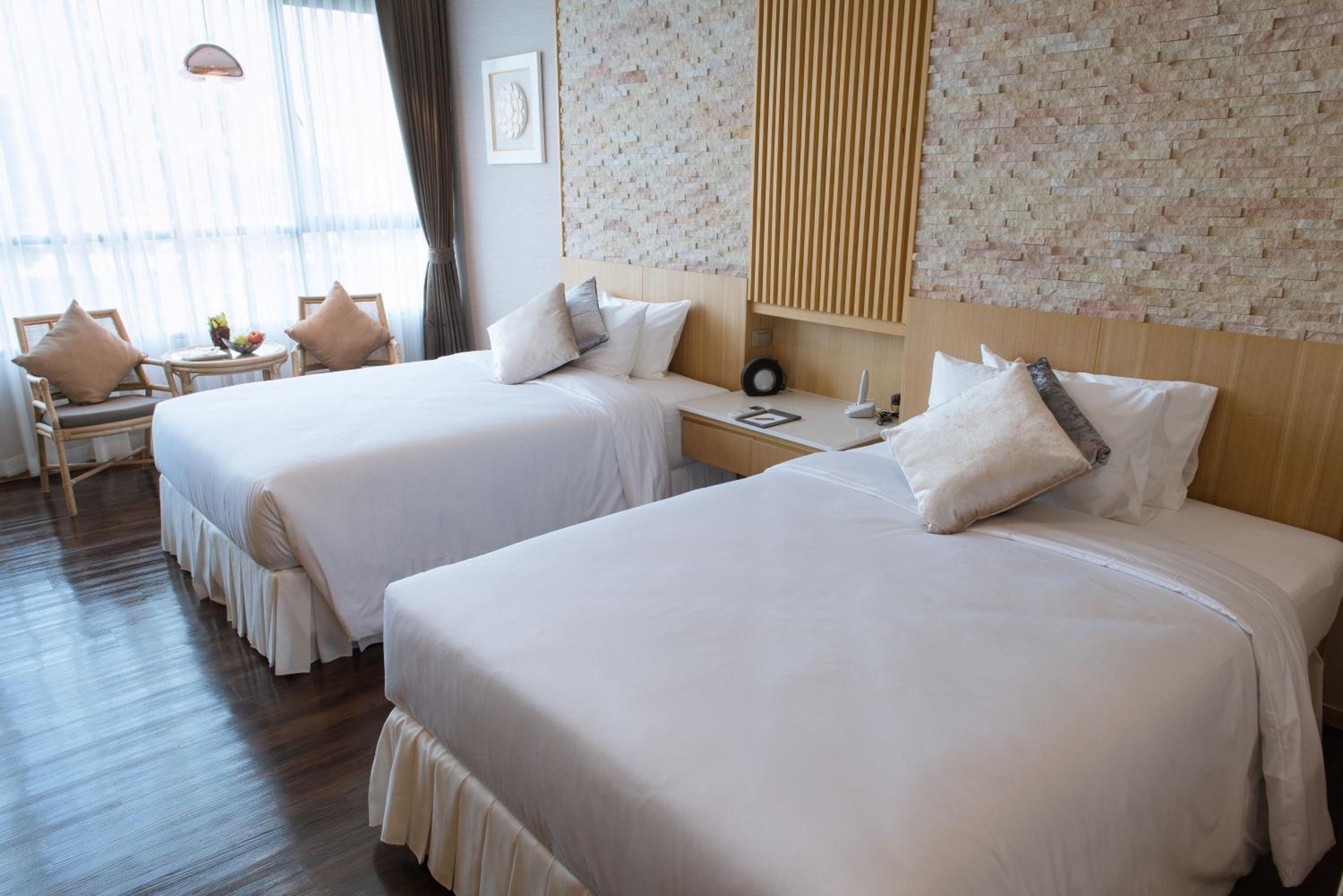 DELUXE, TWIN BEDS