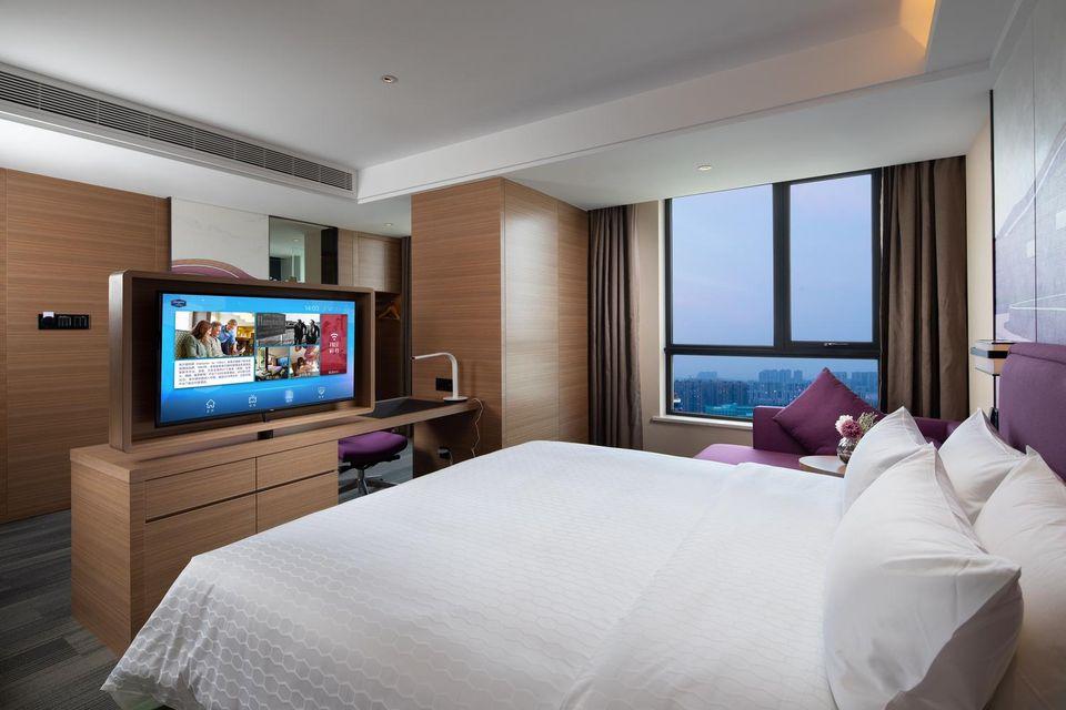 Cozy, Queen Bed