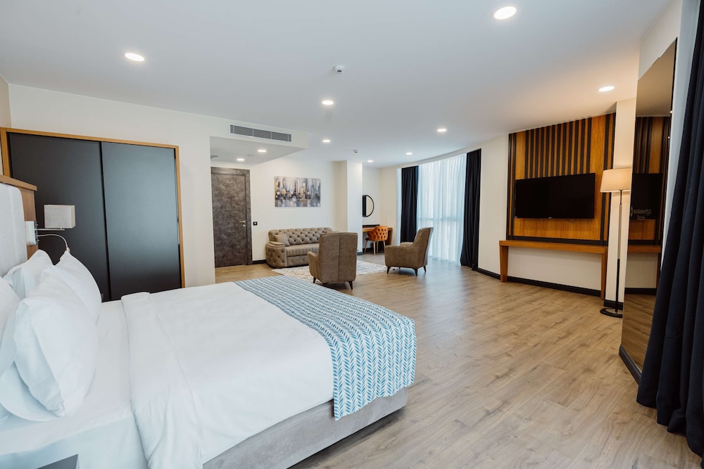 جناح تنفيذي بسرير كينج مع أريكة بمنطقة جلوس بمطبخ صغير، Best Western Plus Batumi 2/3
