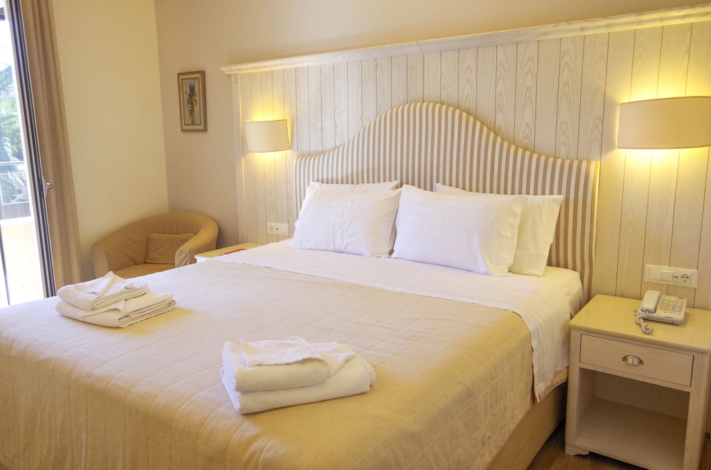 Room, 3 Beds