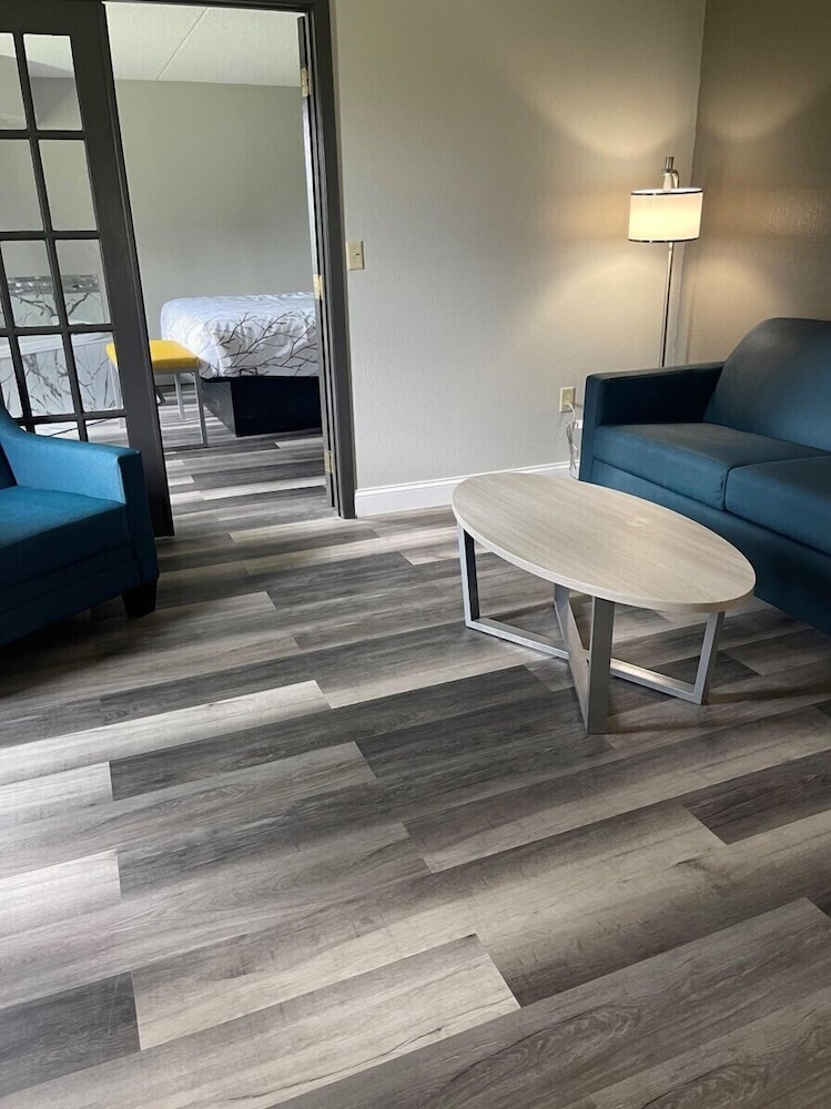 HomeTown Inn and Suites Belle Plaine 38/65