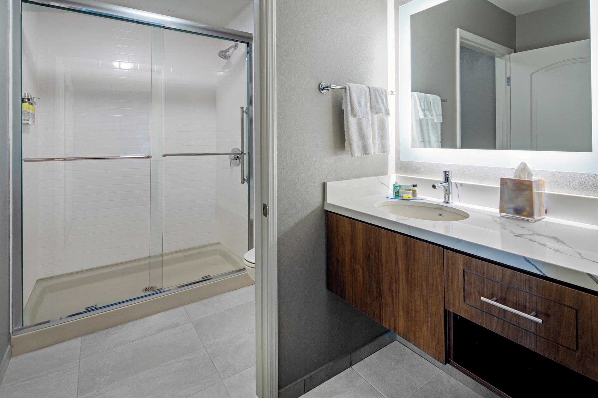جناح بغرفتي نوم بمطبخ، Staybridge Suites Long Beach Airport 4/7