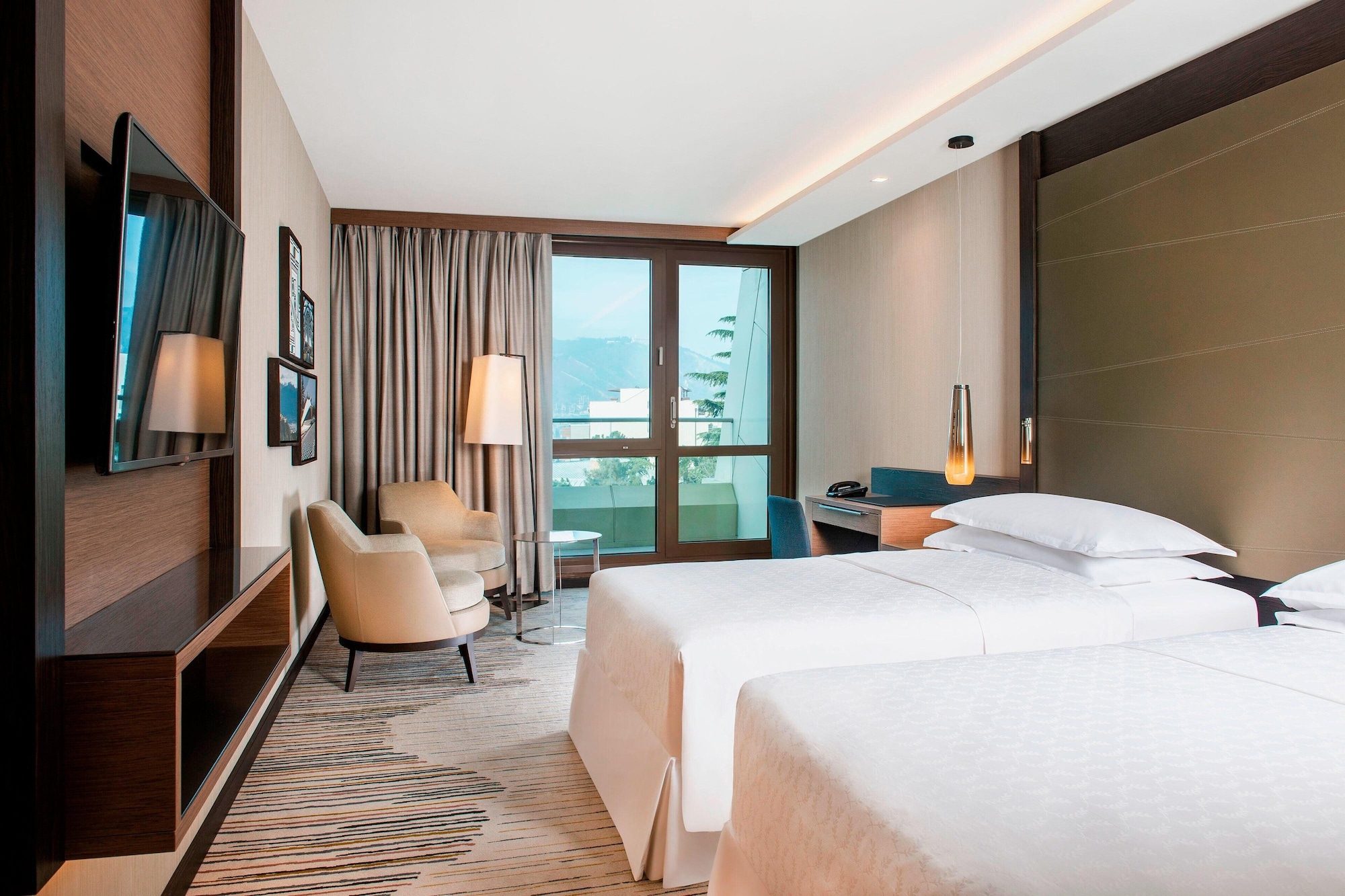 غرفة ديلوكس بسريرين منفصلين بشرفة، Sheraton Grand Tbilisi Metechi Palace 3/10