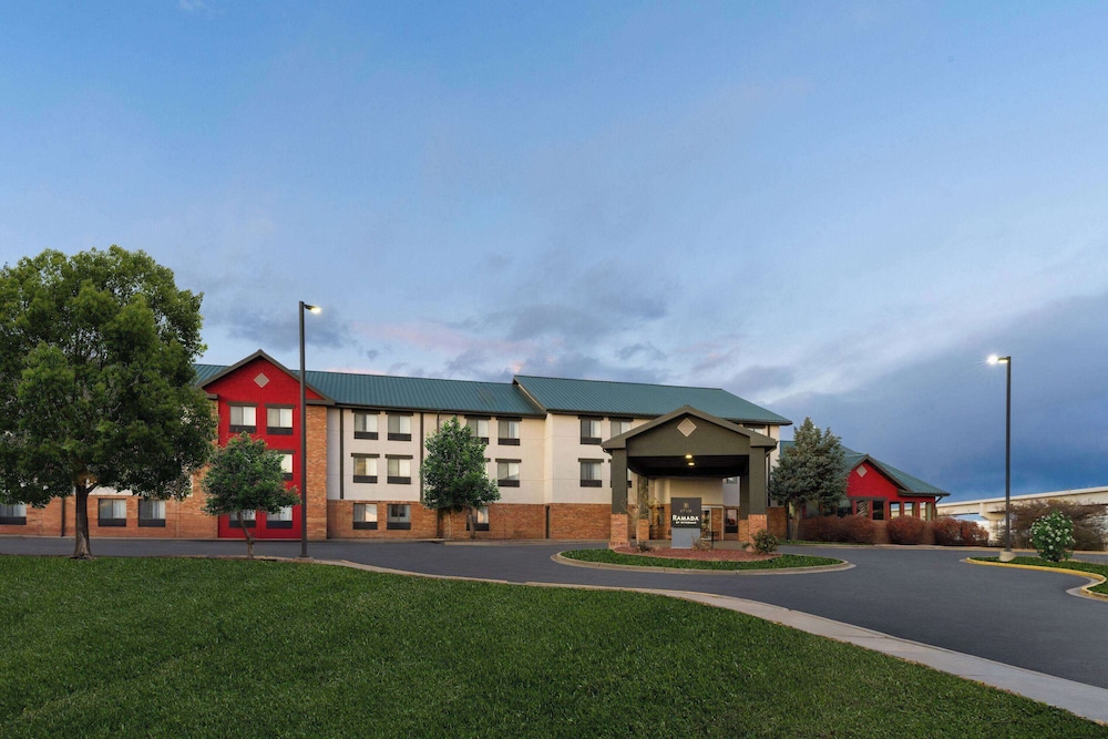 SYLO Hotel Denver Airport, a Ramada by Wyndham 3/57