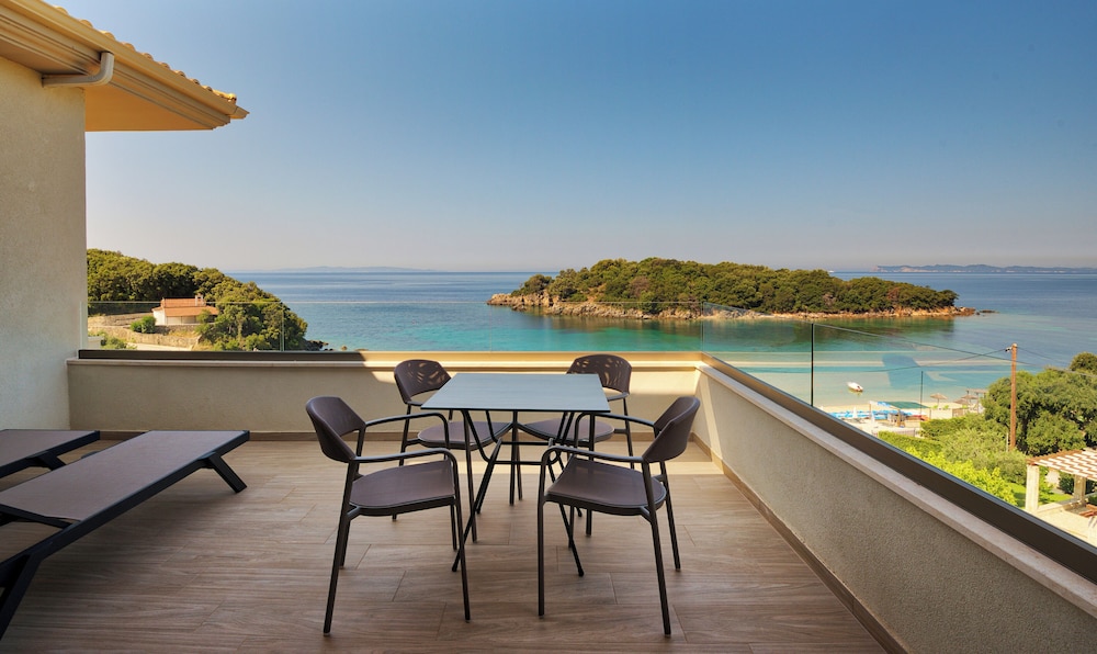 Prima Vista Beachfront Boutique Hotel 57/60