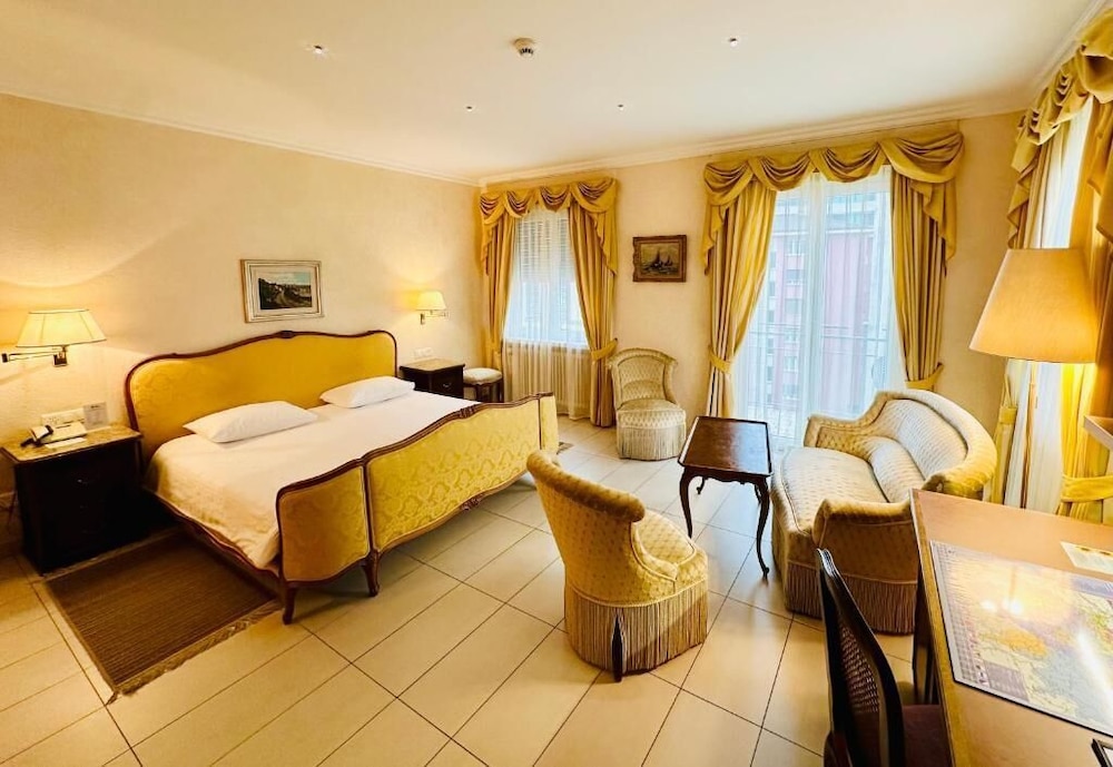 Junior Suite, Partial Lake View, Balcony